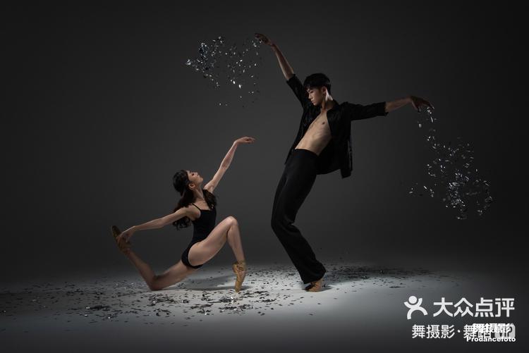 华体会-周瑜体育赛场跳芭蕾舞，感受不一样的篮球的简单介绍  第2张